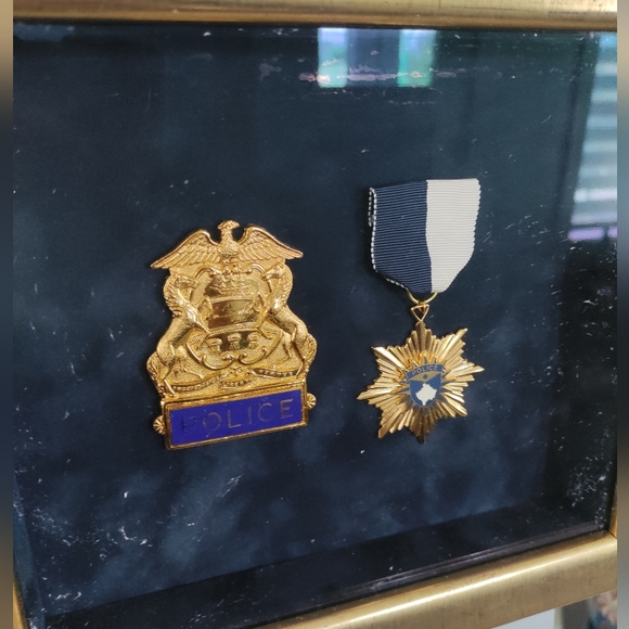 Movie Prop Police badge and medal framed - Picture 4 of 4